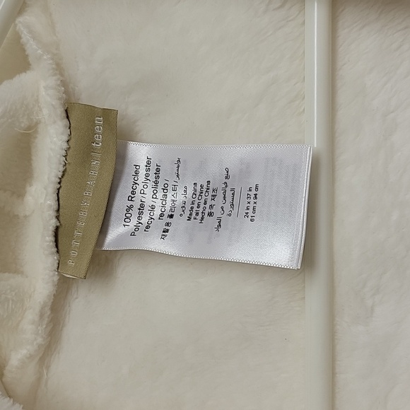 Pottery Barn teen cream small women's  plush hooded bathrobe. Recycled polyester - Picture 2 of 5